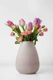 Un vase en céramique beige qui rehaussera votre décor